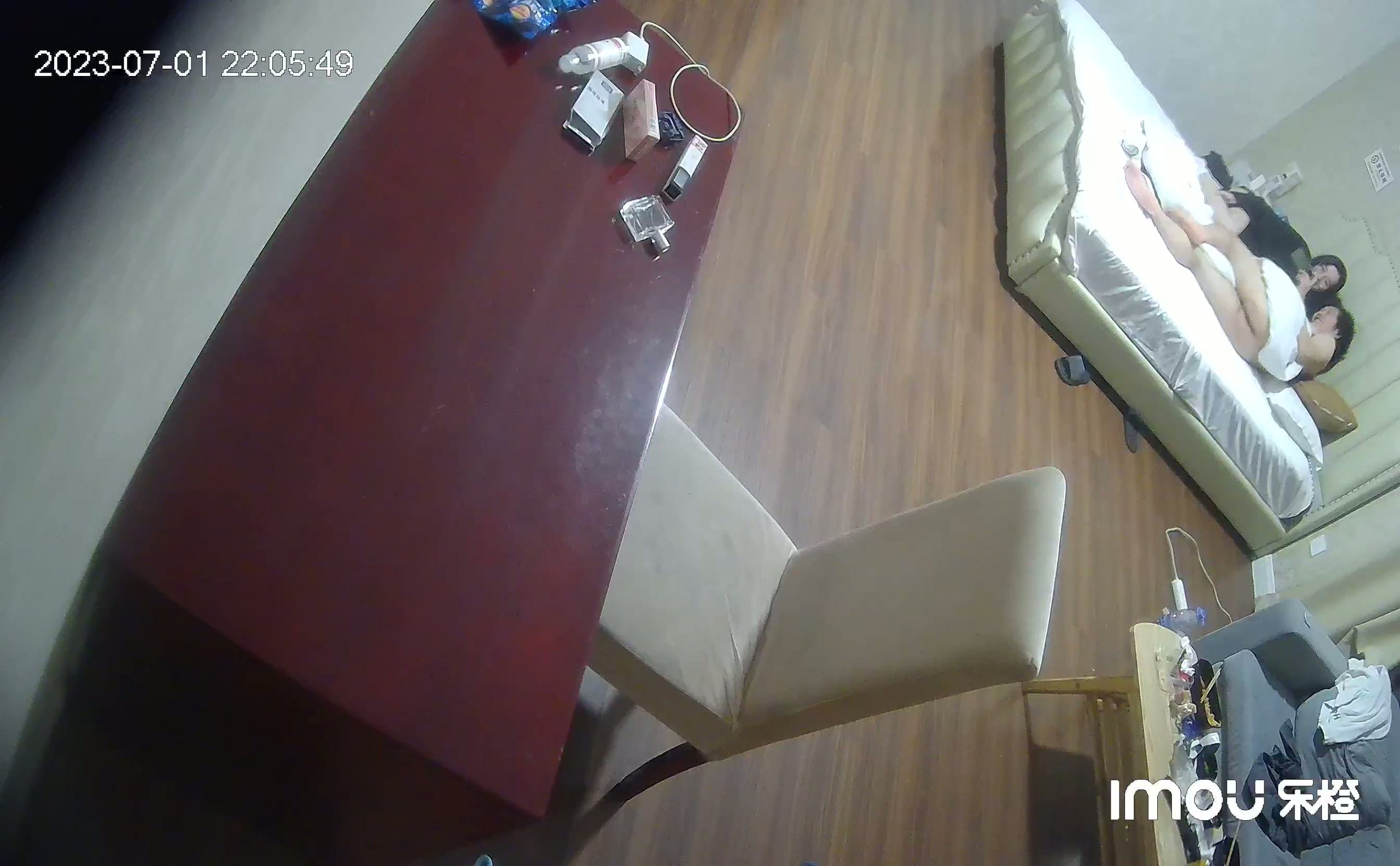 图片[7]-酒店针孔偷拍全网独家乐橙酒店私享台偷拍文艺青年撸管等眼镜女友来啪啪妹子好奇的研究男友的放在桌子上的飞机杯-老宋小屋