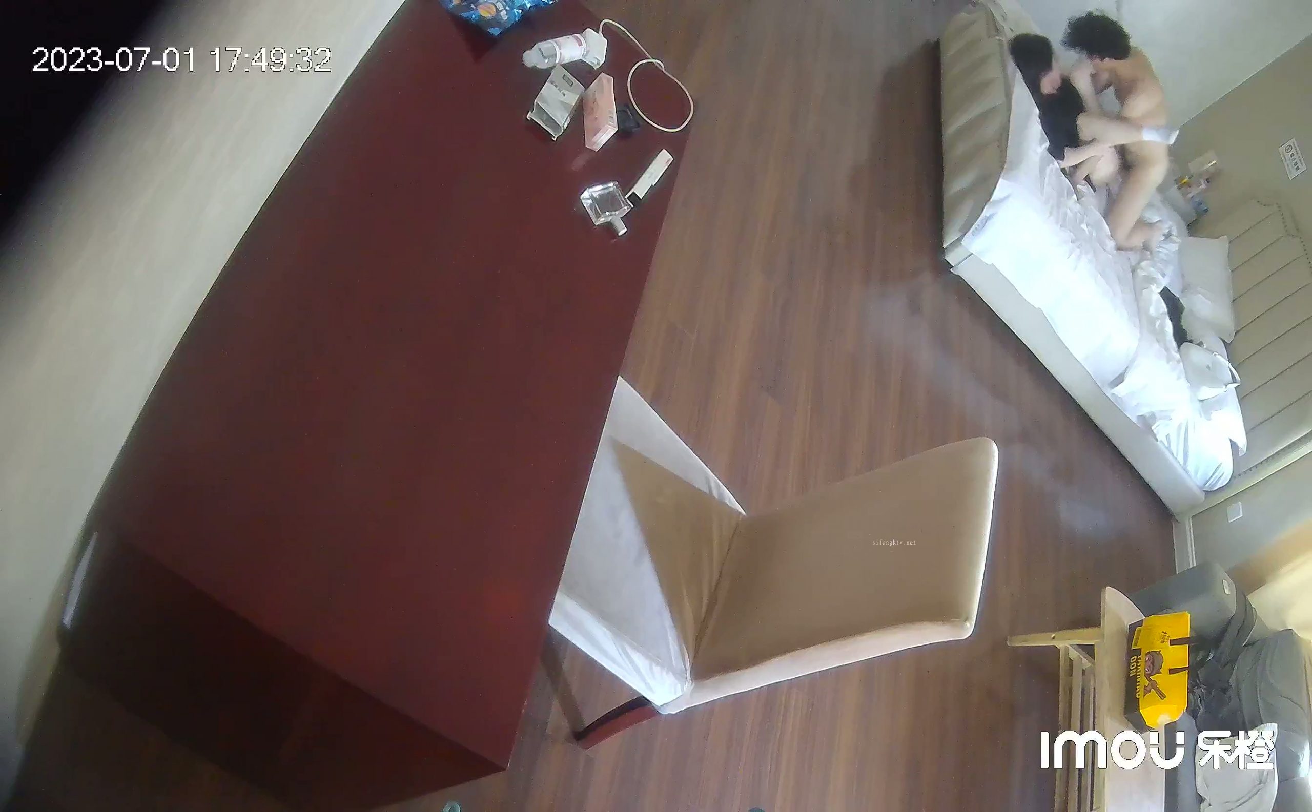 图片[8]-酒店针孔偷拍全网独家乐橙酒店私享台偷拍文艺青年撸管等眼镜女友来啪啪妹子好奇的研究男友的放在桌子上的飞机杯-老宋小屋