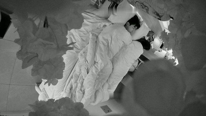 酒店针孔偷拍【校园小情侣假期开房】，毫无节制，一天干三炮，玩的还挺变态1 (1)-老宋小屋