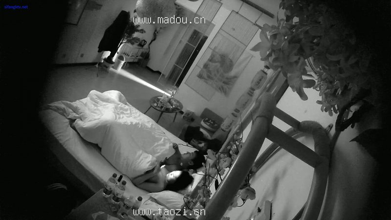 【酒店针孔偷拍】，被内射了好紧张，美女翻来覆去睡不着，第二炮要求必须带套才行-老宋小屋