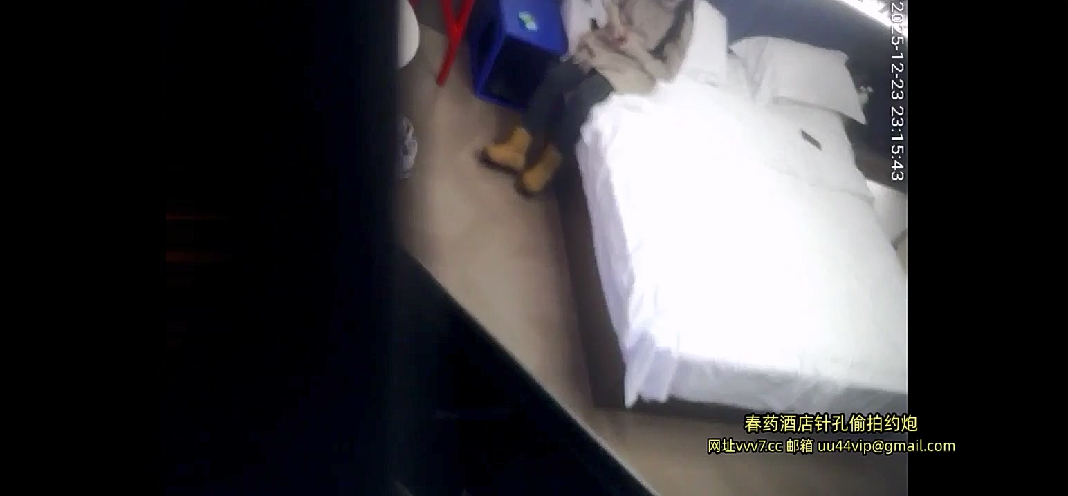 图片[1]-酒店针孔偷拍最佳视角 白嫩情趣丝袜女 被捏着乳头操的表情很爽-老宋小屋