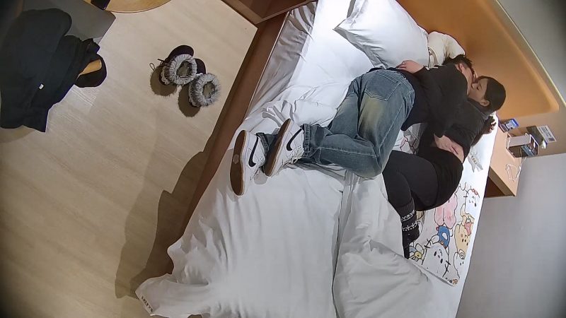 ❤️20251221⭐酒店针孔偷拍可爱甜妹进入房间就勤快的铺好垫子准备挨操-老宋小屋