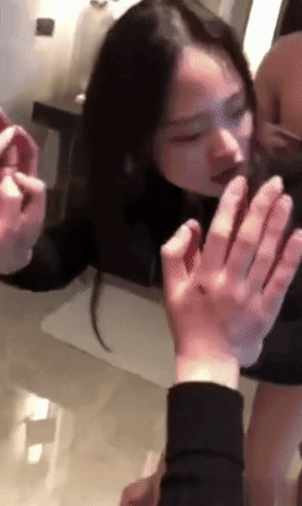 图片[2]-[MP4/395MB]【门事件】 安徽合肥宝马美女销售史柯被客户酒店后入暴插双腿颤抖站不稳，床上震动棒助兴高潮喷水！-老宋小屋