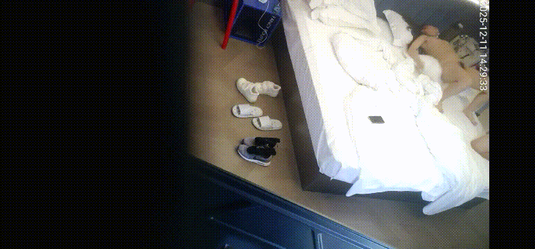 图片[5]-12月11酒店针孔偷拍 眼镜变态猥男舔逼敏感小女友 一抖一抖的高潮好几次 扣逼后还用手插进小女友嘴里-老宋小屋