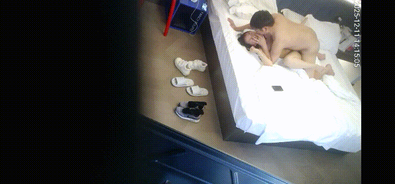 图片[4]-12月11酒店针孔偷拍 眼镜变态猥男舔逼敏感小女友 一抖一抖的高潮好几次 扣逼后还用手插进小女友嘴里-老宋小屋