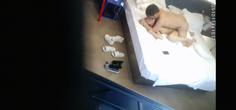 图片[2]-12月11酒店针孔偷拍 眼镜变态猥男舔逼敏感小女友 一抖一抖的高潮好几次 扣逼后还用手插进小女友嘴里-老宋小屋