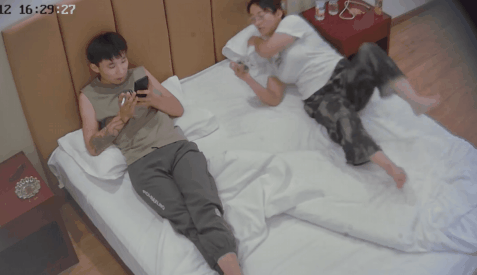 民宿酒店近视角高清偷拍斯文眼镜少妇幽会纹身背心小伙看着手机被压着屁股操射了好多精液-老宋小屋