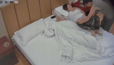 图片[2]-民宿酒店近视角高清偷拍斯文眼镜少妇幽会纹身背心小伙看着手机被压着屁股操射了好多精液-老宋小屋