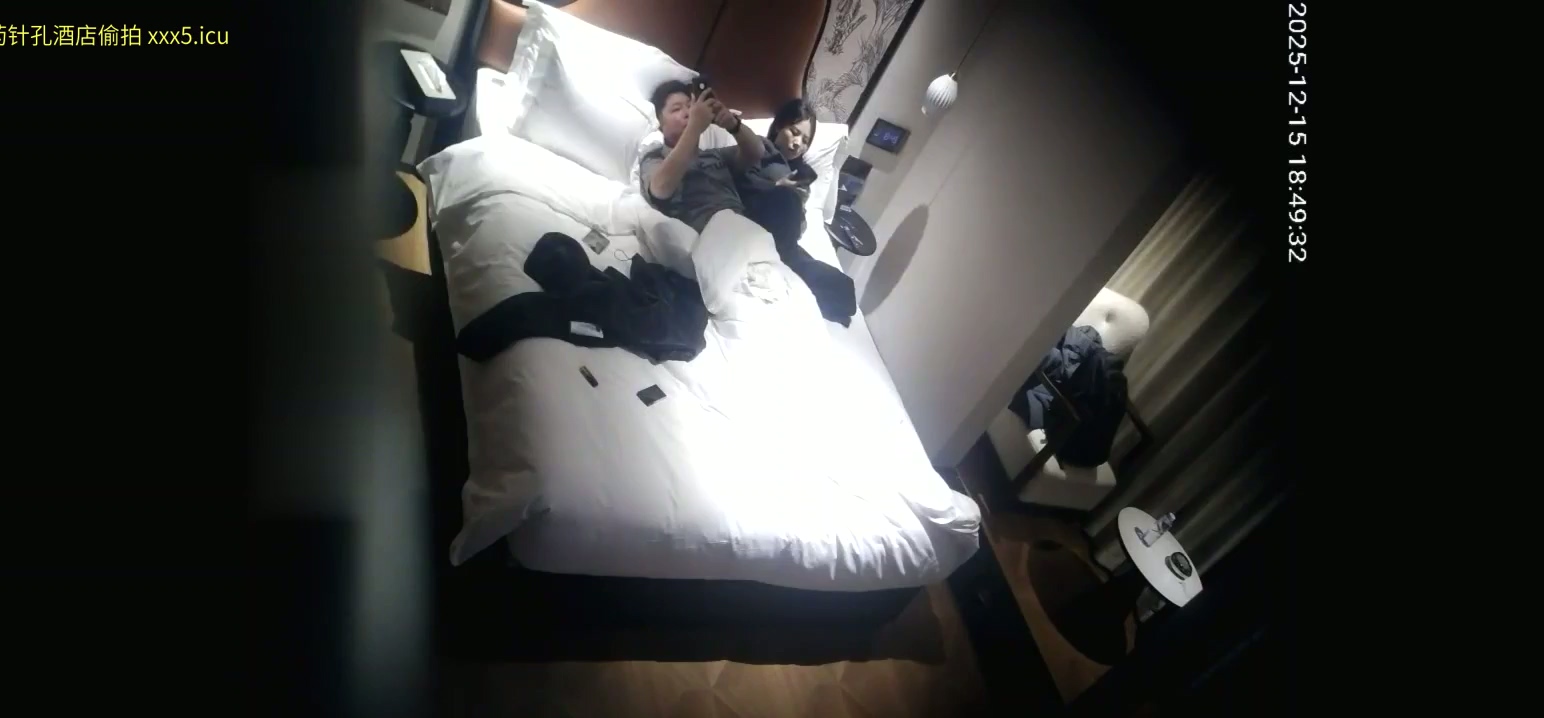 图片[2]-酒店针孔偷拍 黑袜贤惠人妻开房 剧情对白很长 到了晚上躺在一起还是没忍住做爱-老宋小屋