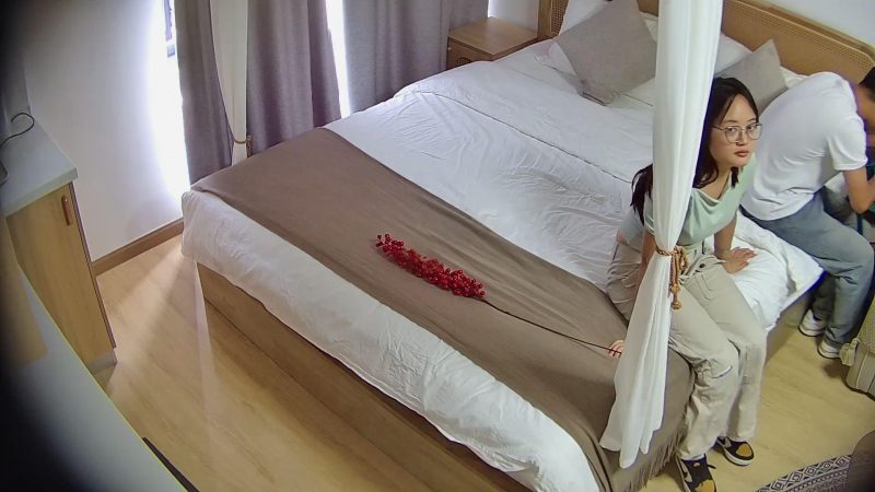 最新流出酒店偷拍逼毛浓密性欲强的反差婊眼镜美女在男友体力不济的间隙用自慰棒填补瘙痒的小穴（9V)[MP4/1550MB]-老宋小屋