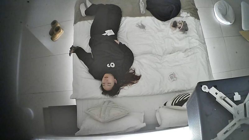 2-1流出酒店上帝视角偷拍 女友换上情趣睡衣后被小伙用超长大黑牛狂怼骚逼-老宋小屋