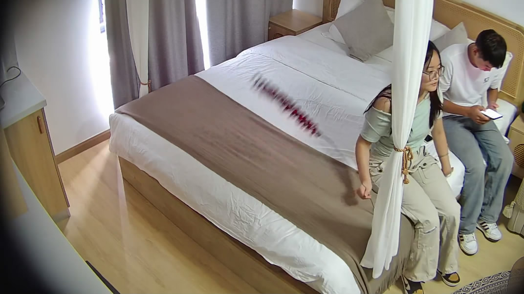 图片[2]-最新流出酒店偷拍逼毛浓密性欲强的反差婊眼镜美女在男友体力不济的间隙用自慰棒填补瘙痒的小穴（9V)[MP4/1550MB]-老宋小屋