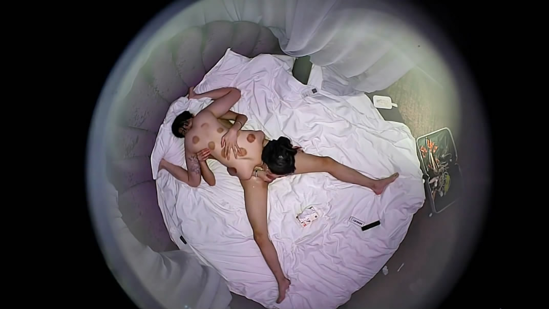 图片[5]-酒店情趣圆床上帝视角偷拍非常会玩的年轻情侣奶油涂私处互舔 最后内射旁边还摆放不少专业工具[MP4/268MB]-老宋小屋