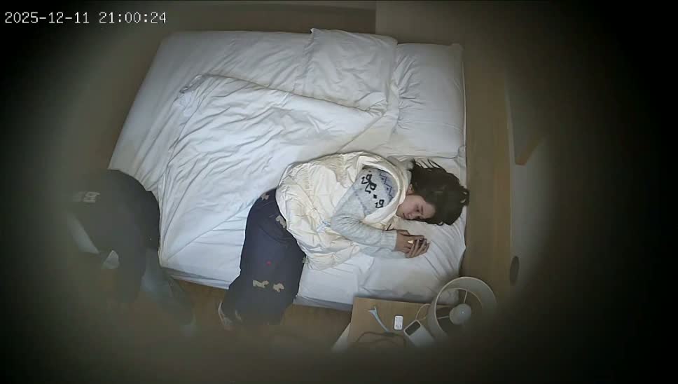 图片[1]-新流出酒店上帝视角偷拍学生情侣精力充沛貌似连续干了几次-老宋小屋