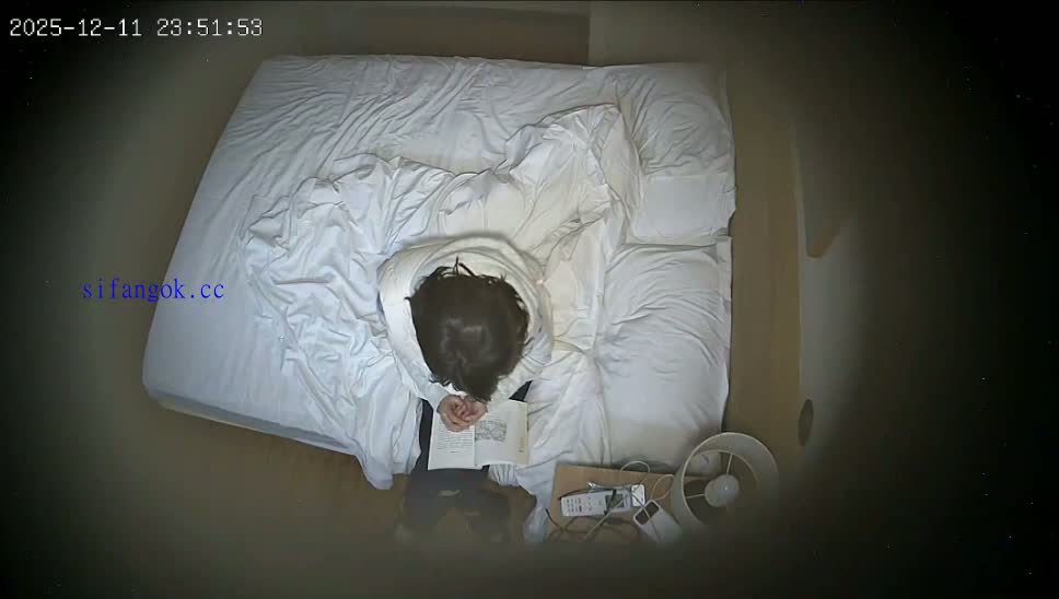 图片[5]-新流出酒店上帝视角偷拍学生情侣精力充沛貌似连续干了几次-老宋小屋