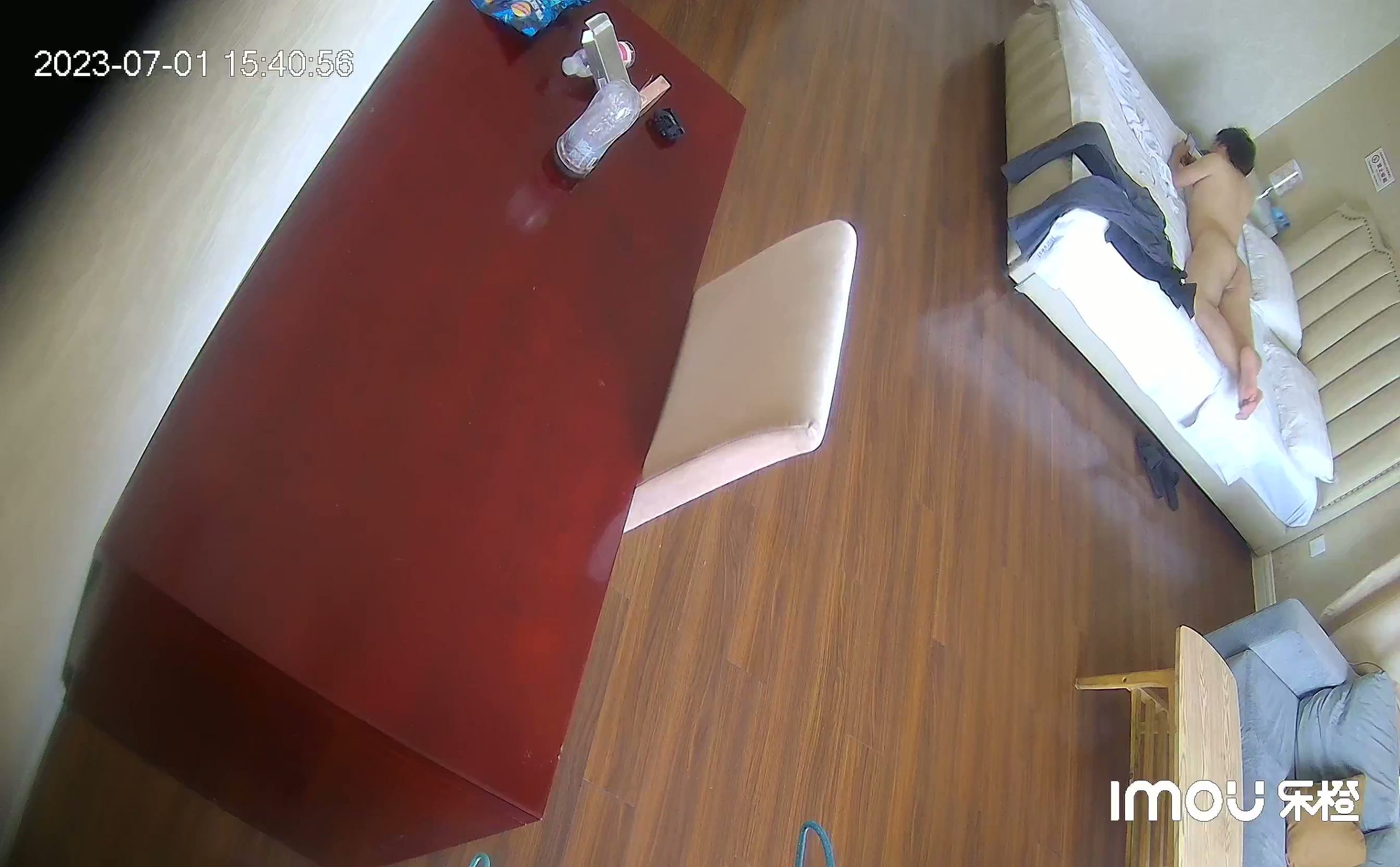 全网独家乐橙酒店私享台偷拍 文艺青年撸管等眼镜女友来啪啪妹子好奇的研究男友的放在桌子上的飞机杯-老宋小屋