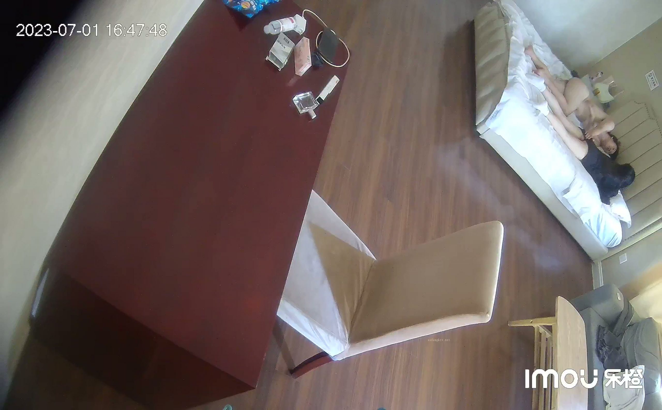 图片[3]-全网独家乐橙酒店私享台偷拍 文艺青年撸管等眼镜女友来啪啪妹子好奇的研究男友的放在桌子上的飞机杯-老宋小屋