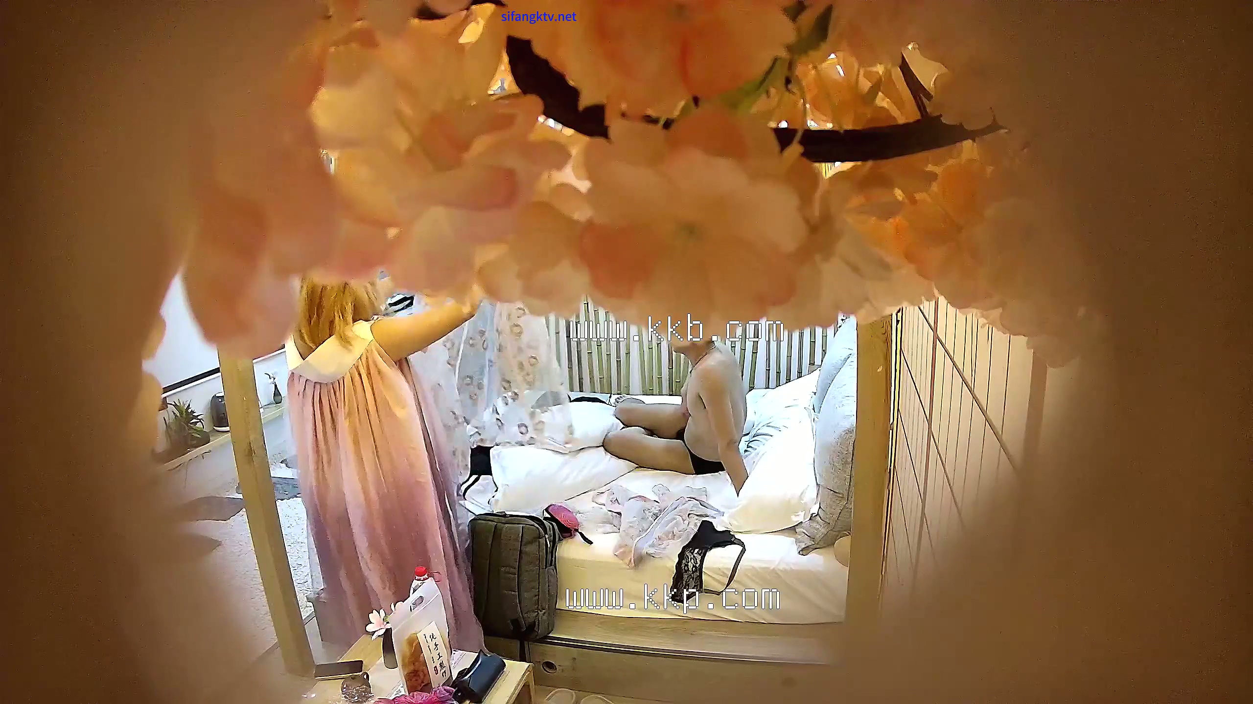 图片[2]-酒店樱花房偷拍 穿上汉服自拍男友把持不住后入超级兴奋-老宋小屋