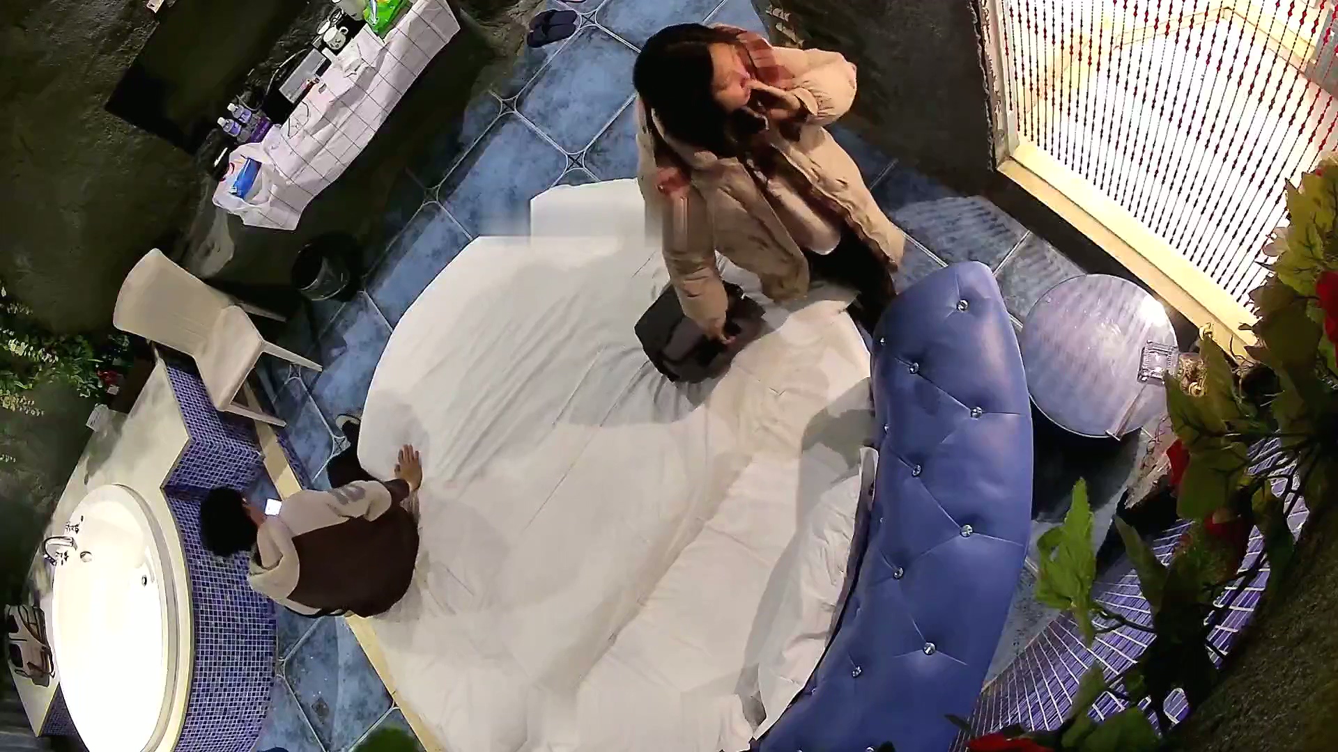 图片[1]-新流出安防酒店稀有高清台偷拍 大学生情侣开房小哥草玩逼仔细看逼拿出手机拍摄留档-老宋小屋