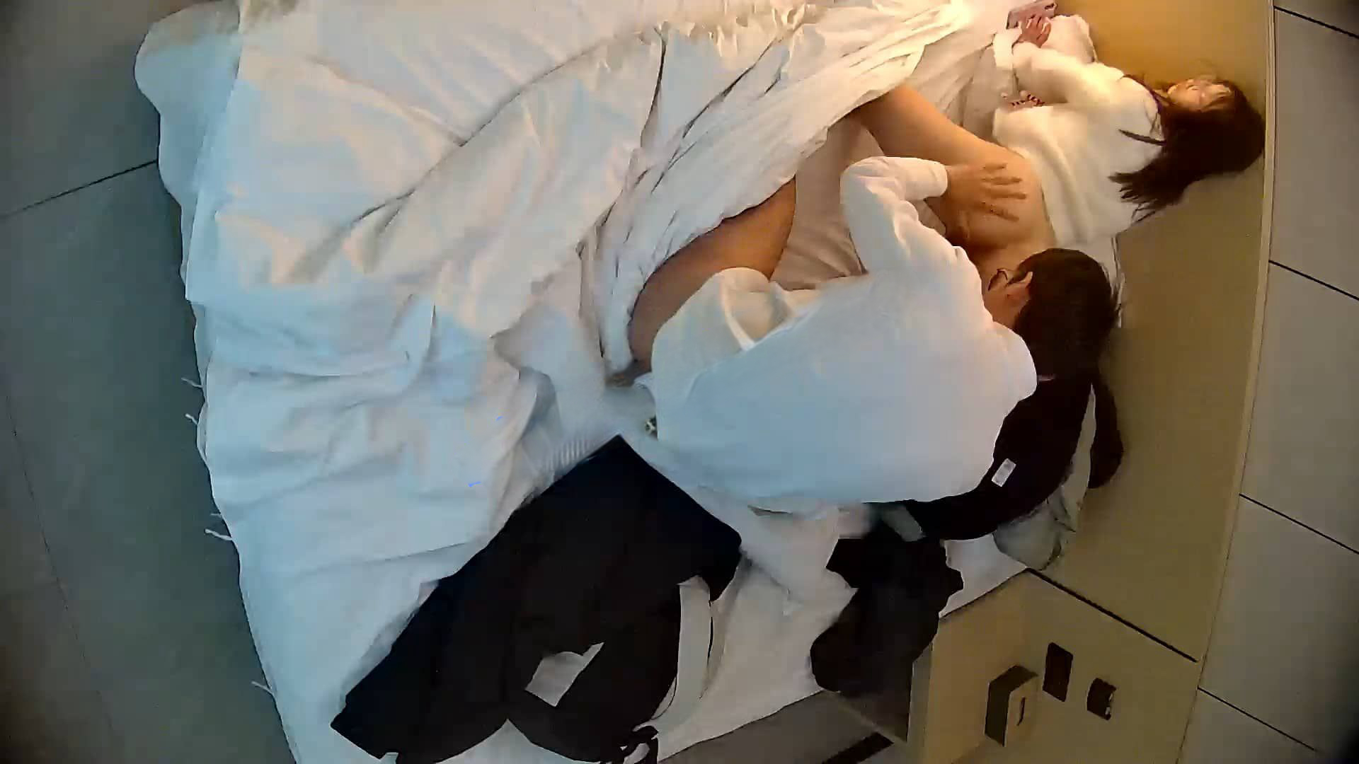 图片[3]-【酒店针孔偷拍】❤️20260111❤️小虎牙可爱软萌妹子睡眼惺忪的帮男友打飞机-老宋小屋