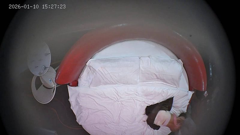 【酒店针孔偷拍❤️20260112❤️拽着学妹女友的吊带挥舞起粉色的皮鞭疯狂操-老宋小屋