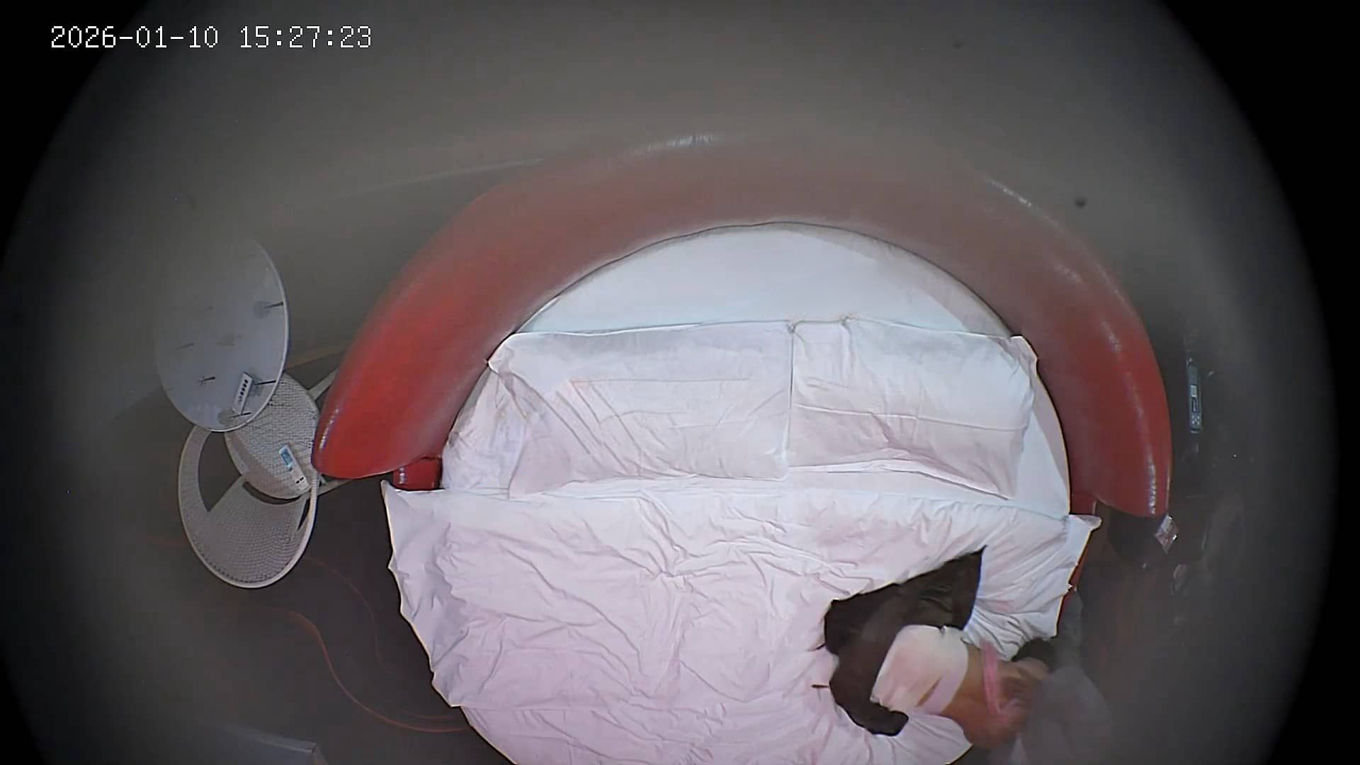 图片[1]-【酒店针孔偷拍❤️20260112❤️拽着学妹女友的吊带挥舞起粉色的皮鞭疯狂操-老宋小屋