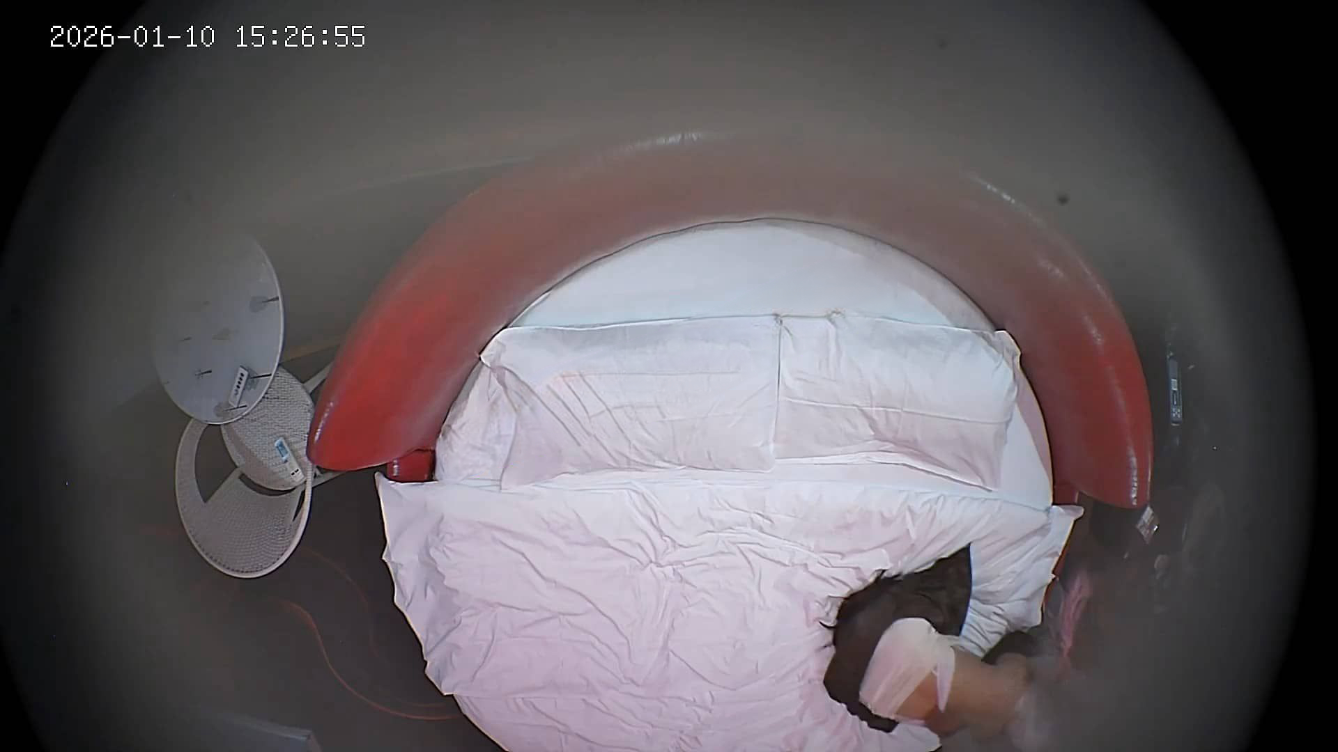 图片[2]-【酒店针孔偷拍❤️20260112❤️拽着学妹女友的吊带挥舞起粉色的皮鞭疯狂操-老宋小屋