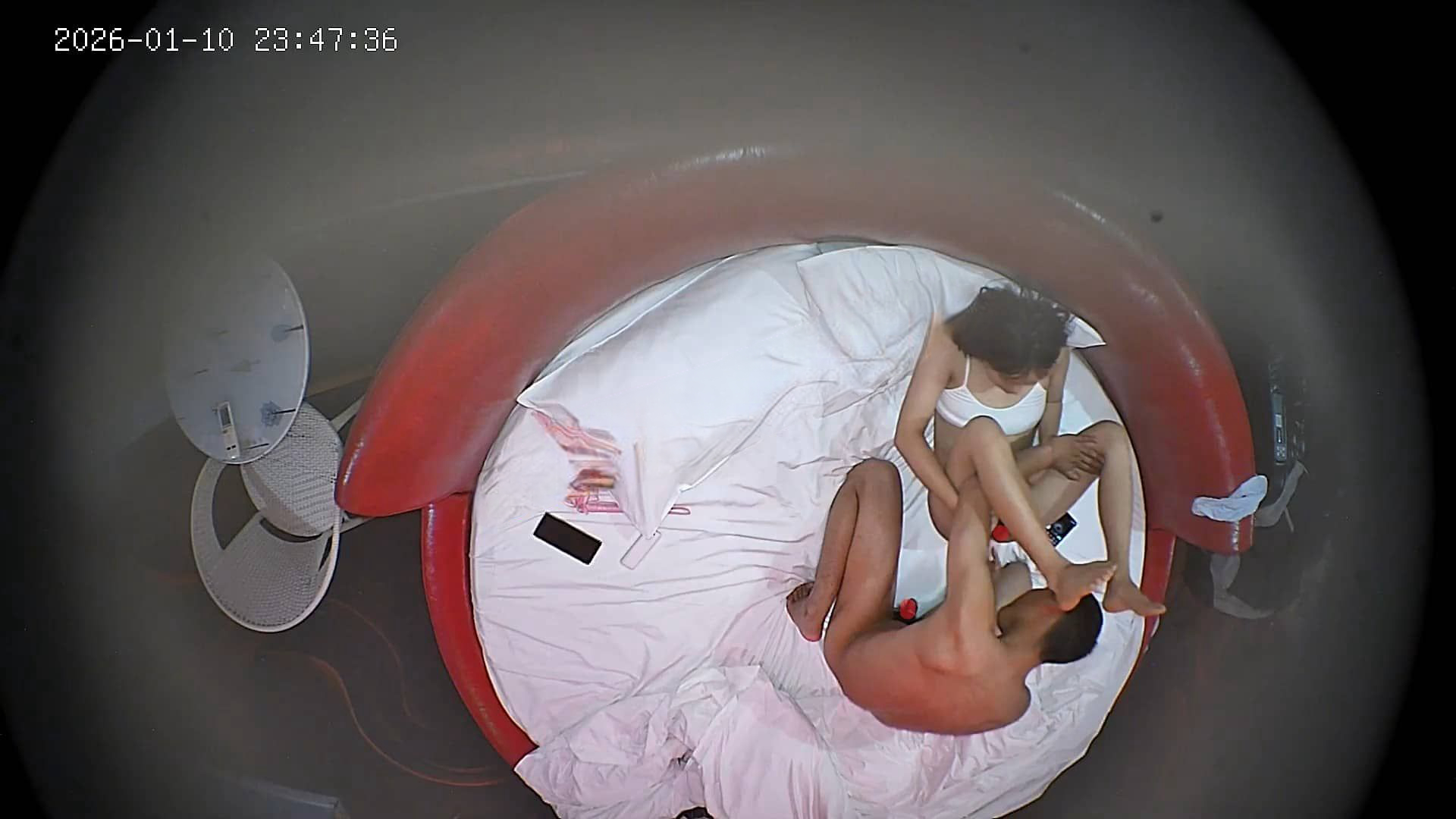 图片[5]-【酒店针孔偷拍❤️20260112❤️拽着学妹女友的吊带挥舞起粉色的皮鞭疯狂操-老宋小屋