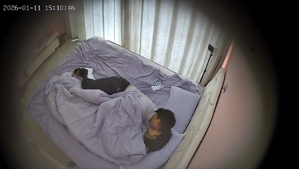 图片[5]-【酒店针孔偷拍】⏪酒店偷拍⏩奇葩男腿上打石膏还要出来操女友嫩逼-老宋小屋