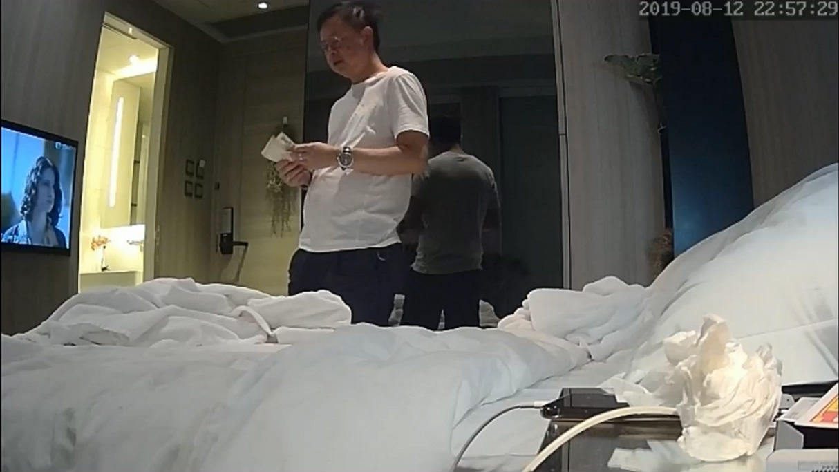 图片[9]-八月流出精品酒店私享台两个中年成功事业男找了三个小姐-老宋小屋