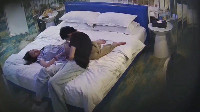 酒店摄像头偷拍 精品校园学生情侣淫荡三天各种情趣内衣各种姿势操（2V)[MP4/2590MB]-老宋小屋