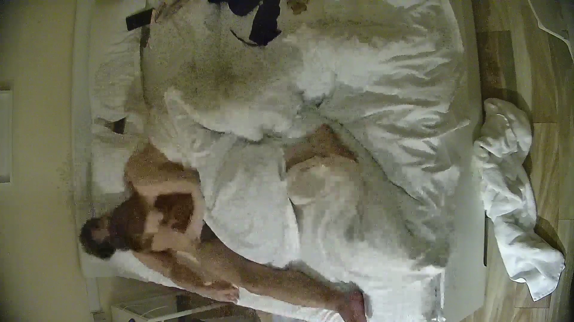 图片[1]-❤️20251216酒店针孔偷拍❤️高级画质视角性格狂野爱喝酒的骚逼美女身材顶级喜欢含着鸡巴睡觉都抓着鸡巴-老宋小屋