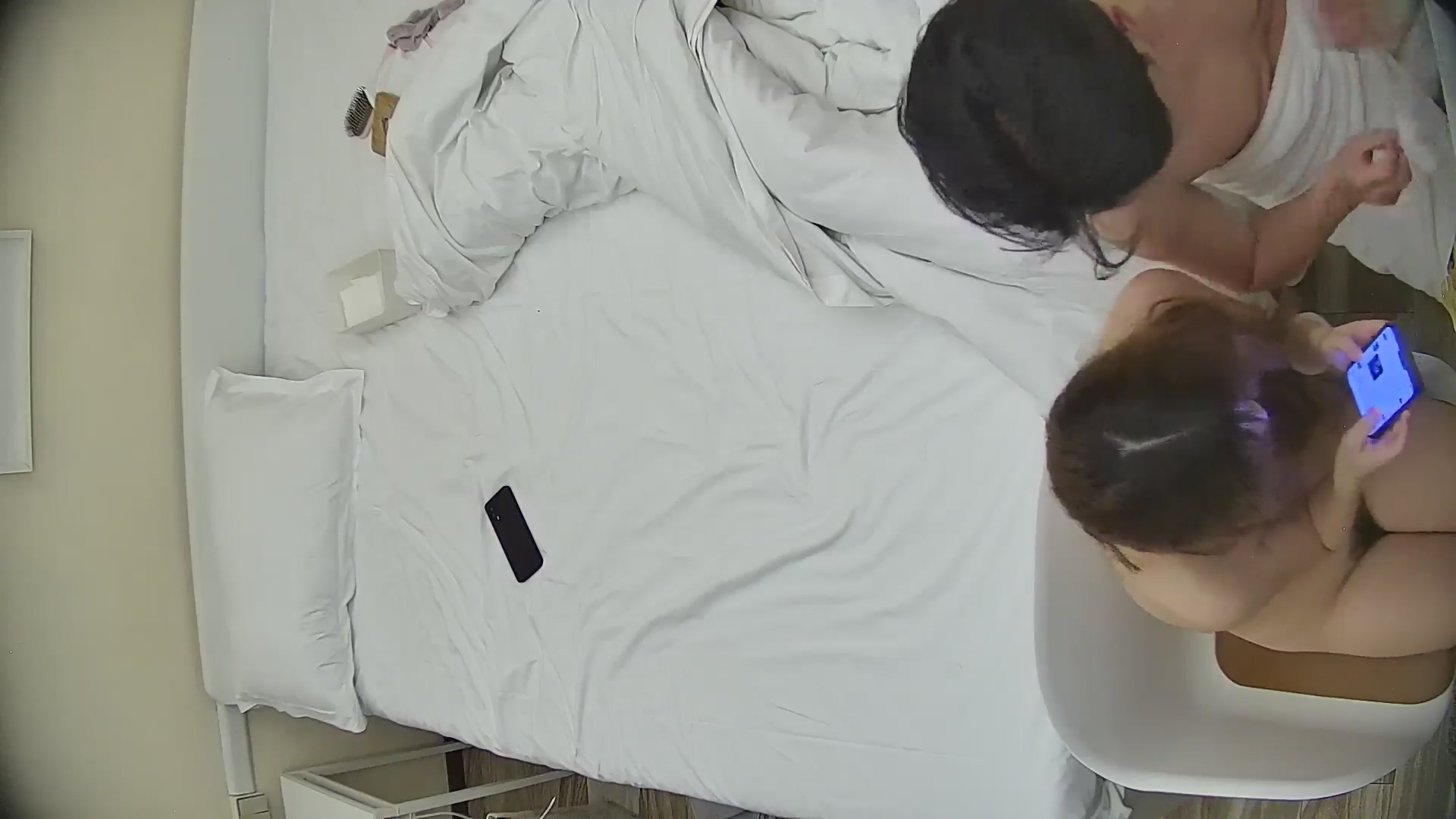 图片[2]-❤️20251216酒店针孔偷拍❤️高级画质视角性格狂野爱喝酒的骚逼美女身材顶级喜欢含着鸡巴睡觉都抓着鸡巴-老宋小屋