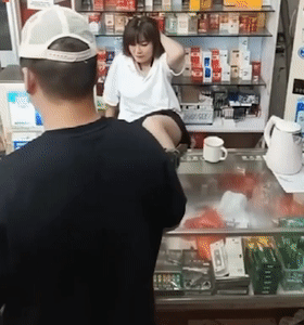 图片[2]-猎奇烟酒店熟女老板娘 故意露逼勾引顾客 阴毛户型清晰可见 这生意何愁不爆？-老宋小屋