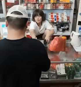 图片[5]-猎奇烟酒店熟女老板娘 故意露逼勾引顾客 阴毛户型清晰可见 这生意何愁不爆？-老宋小屋