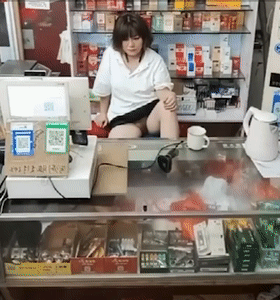 图片[4]-猎奇烟酒店熟女老板娘 故意露逼勾引顾客 阴毛户型清晰可见 这生意何愁不爆？-老宋小屋