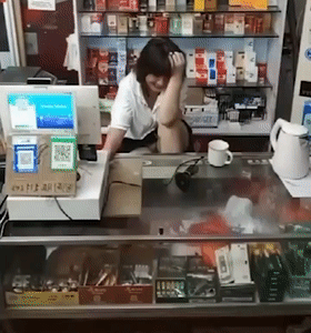 猎奇烟酒店熟女老板娘 故意露逼勾引顾客 阴毛户型清晰可见 这生意何愁不爆？-老宋小屋