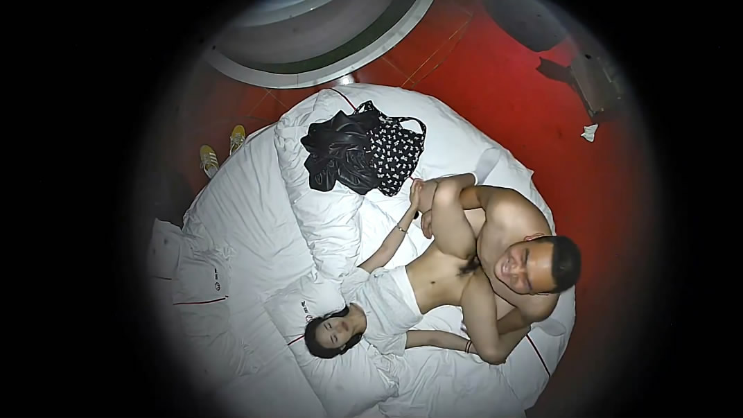 图片[2]-酒店摄像头偷拍爱自拍大叔和眼镜白袜反差婊情妇开房偷情边做边拍照记录上帝视角[MP4/853MB]-老宋小屋