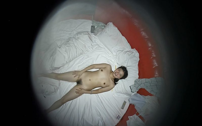 情趣酒店摄像头偷拍甜美女友好奇电动床我0帧起手掀开被子一边操女友一边盯着摄像头笑？操得更起劲了（6V)[MP4/1660MB]-老宋小屋