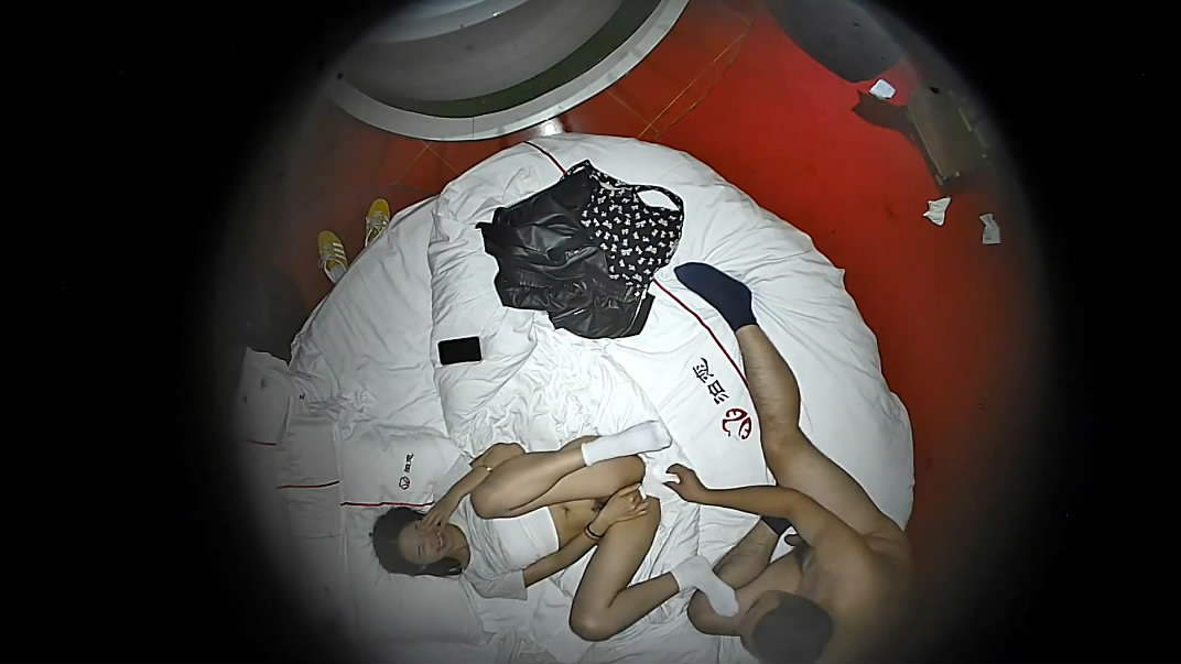 图片[5]-酒店摄像头偷拍爱自拍大叔和眼镜白袜反差婊情妇开房偷情边做边拍照记录上帝视角[MP4/853MB]-老宋小屋