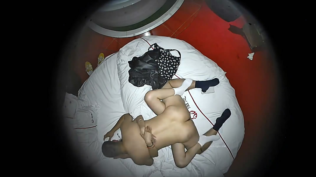 图片[4]-酒店摄像头偷拍爱自拍大叔和眼镜白袜反差婊情妇开房偷情边做边拍照记录上帝视角[MP4/853MB]-老宋小屋