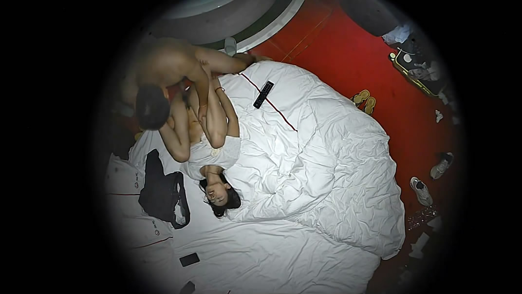 图片[7]-酒店摄像头偷拍爱自拍大叔和眼镜白袜反差婊情妇开房偷情边做边拍照记录上帝视角[MP4/853MB]-老宋小屋