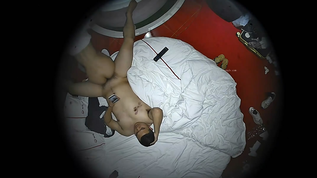 图片[6]-酒店摄像头偷拍爱自拍大叔和眼镜白袜反差婊情妇开房偷情边做边拍照记录上帝视角[MP4/853MB]-老宋小屋