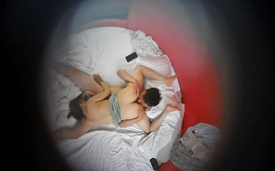 图片[6]-情趣酒店摄像头偷拍甜美女友好奇电动床我0帧起手掀开被子一边操女友一边盯着摄像头笑？操得更起劲了（6V)[MP4/1660MB]-老宋小屋