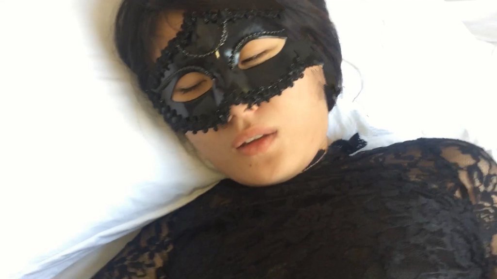 图片[2]-酒店與淫蕩嬌妻纏綿 性感黑絲吊帶襪震動棒刺激 各種姿勢爆草多汁騷逼 最後色腳上 720P高清國產自拍-老宋小屋