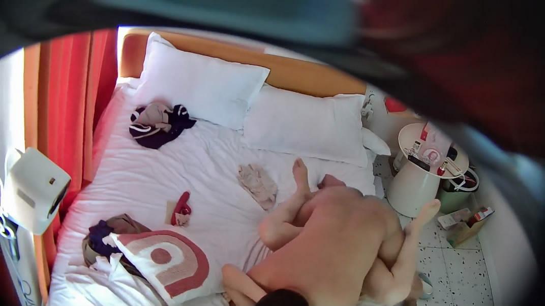 图片[8]-酒店摄像头偷拍胖哥约炮穿球衣的单位少妇偷情先尝尝逼的味道再把她扑倒干一炮[MP4/573MB]-老宋小屋