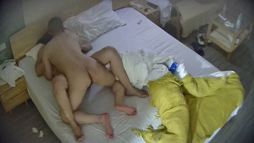 图片[4]-安防酒店偷拍❤️家里管得很严的微胖妹子偷偷出门约会遇渣男大叔被无套内射生气哭了[MP4/1152MB]-老宋小屋