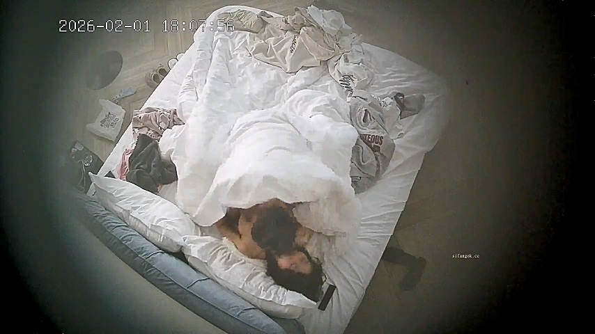 图片[1]-酒店针孔偷拍❤️20260201女友换上情趣睡衣后被小伙用超长大黑牛狂怼-老宋小屋