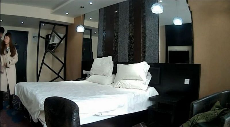 皮肤白皙漂亮的长发风衣美女酒店被猥琐男扒光衣服激烈爆插-老宋小屋