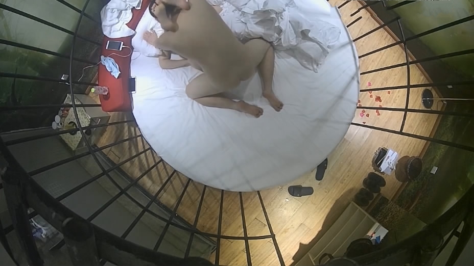 图片[4]-个性酒店俯拍接电话谎称在上班的大哥与大姐开房上演活春宫插完上面插下面很激情妹子喜欢女上位摇的很疯狂-老宋小屋